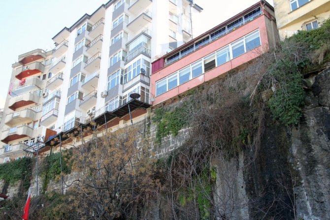 Giresun’da Kayalar Üzerindeki Evler Görüntüleri İle Dikkat Çekiyor