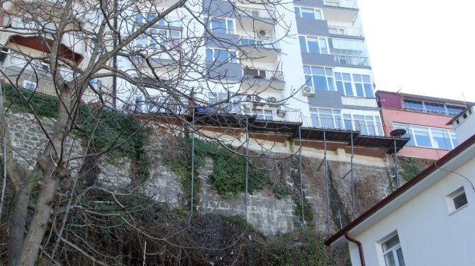 Giresun’da Kayalar Üzerindeki Evler Görüntüleri İle Dikkat Çekiyor