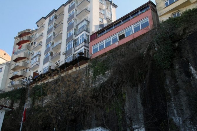 Giresun’da Kayalar Üzerindeki Evler Görüntüleri İle Dikkat Çekiyor