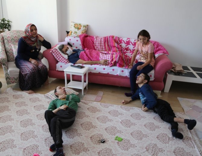 Engelli İki Oğlu Ve Kanser Hastası Eşine Tek Başına Bakıyor