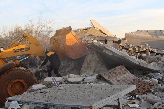 Rus Uçakları Bir Tavuk Çiftliğine Sığınan Sivilleri Vurdu: 15 Ölü