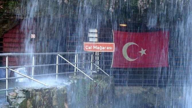 Dünyanın En Uzun İkinci Mağarasındaki İki Katlı Beton Yapı Tepkilere Yol Açtı