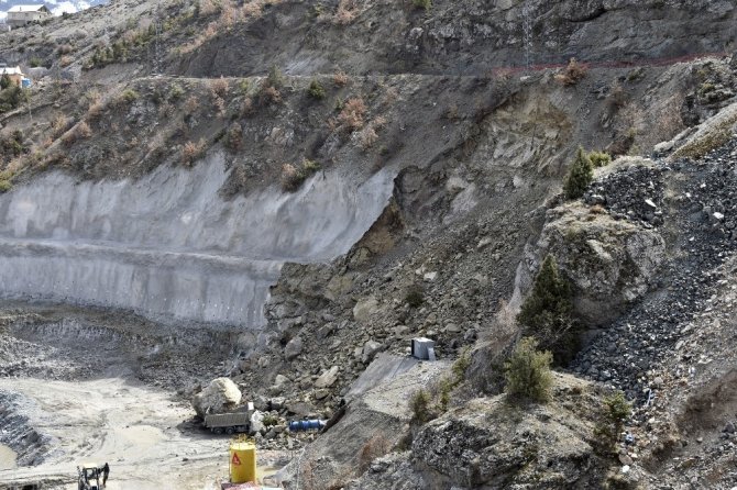 Gümüşhane’de Dev Kayalar Kamyonu Kağıt Gibi Ezdi