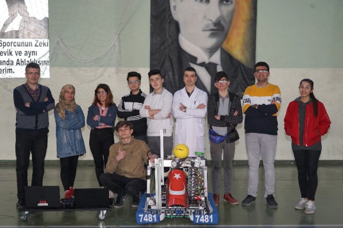 Liseli Öğrenciler, Basketbol Oynayan Robot Yaptı