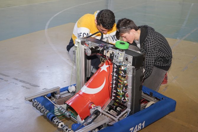 Liseli Öğrenciler, Basketbol Oynayan Robot Yaptı