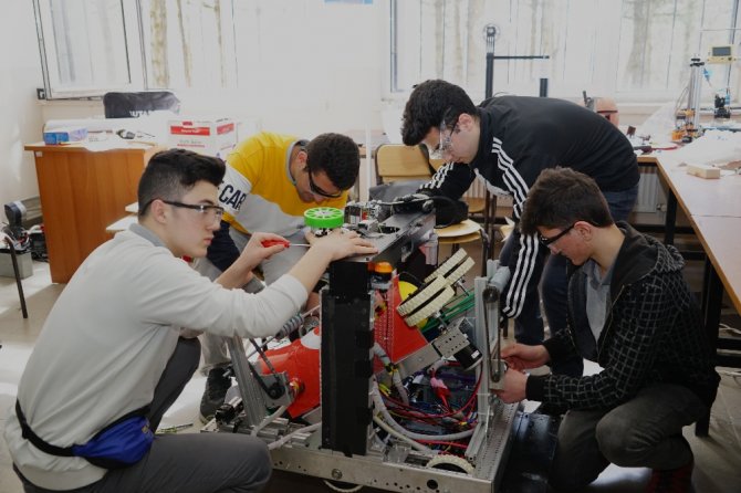 Liseli Öğrenciler, Basketbol Oynayan Robot Yaptı