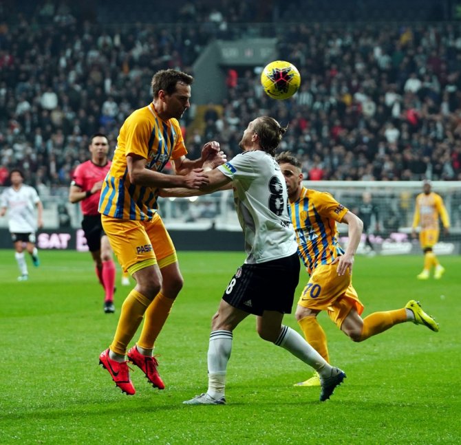 Kartal Evinde Uçtu