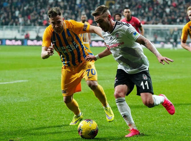 Kartal Evinde Uçtu