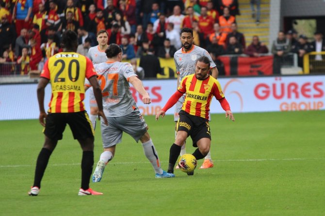 İlk Yarı Başakşehir’in Üstünlüğüyle Bitti