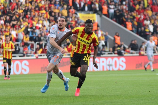 İlk Yarı Başakşehir’in Üstünlüğüyle Bitti