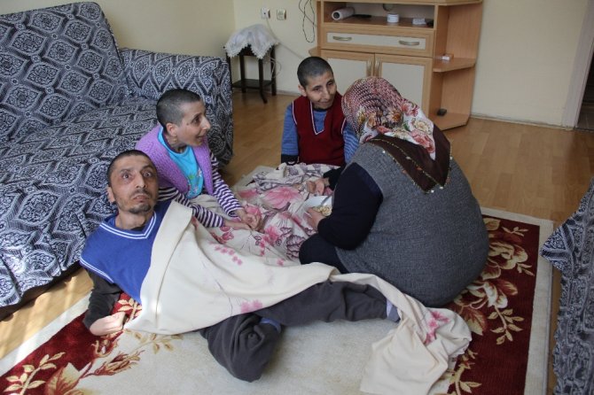 Bakıma Muhtaç Kadın, Üç Engelli Çocuğuna Bakıyor