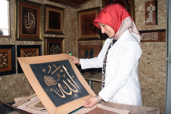 Ahşap Ellerinde Sanat Eserine Dönüşüyor