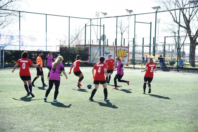 Kadınlar Önce Futbol Oynadı, Sonra Halay Çekip Dans Etti
