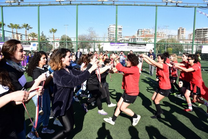 Kadınlar Önce Futbol Oynadı, Sonra Halay Çekip Dans Etti