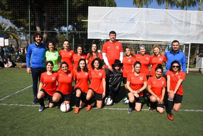 Kadınlar Önce Futbol Oynadı, Sonra Halay Çekip Dans Etti