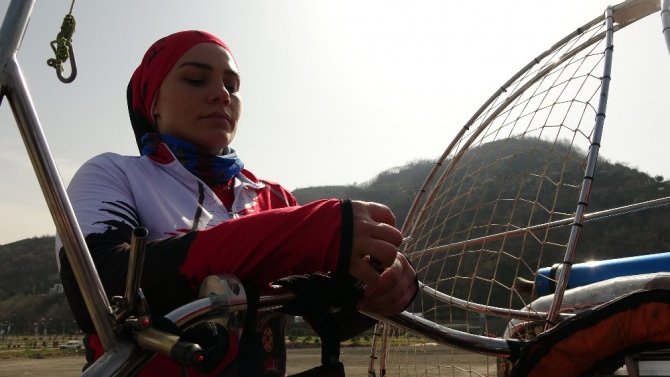 O Türkiye’nin Tek Kadın Paratrike Pilotu