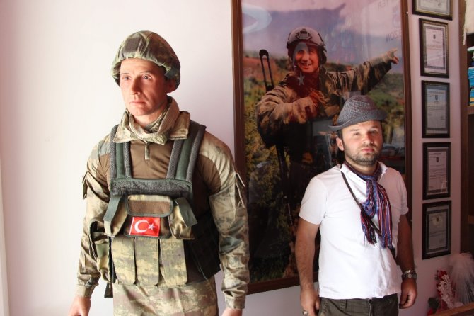 Şehit Oğlunun Hasretini Balmumu Heykeli İle Gidermeye Çalışıyor