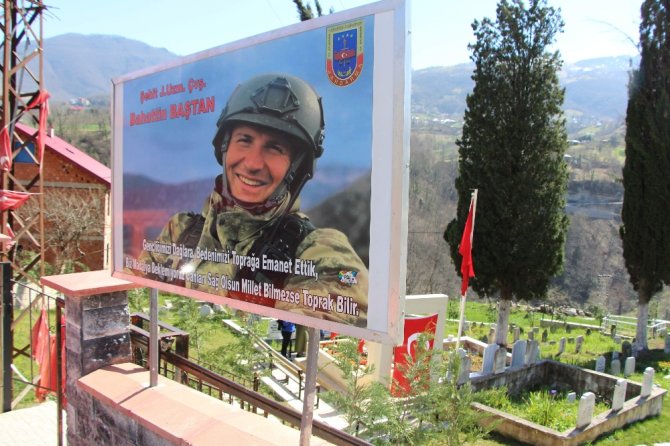 Şehit Oğlunun Hasretini Balmumu Heykeli İle Gidermeye Çalışıyor