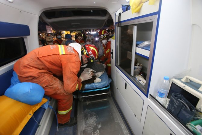 Anne Ve Oğlu Karantina Otelinin Enkazından 52 Saat Sonra Kurtarıldı