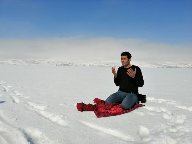Donan Göl Üzerinde Namaz