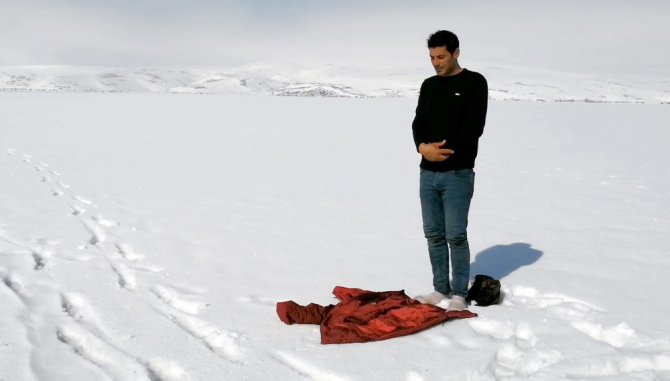 Donan Göl Üzerinde Namaz