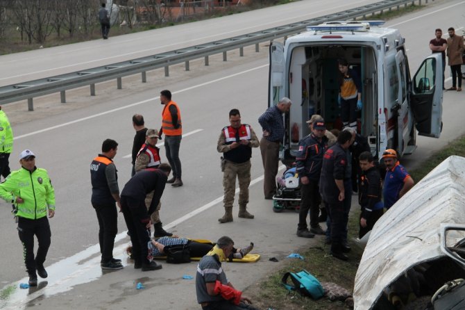 Minibüs Şarampole Yuvarlandı: 9 Yaralı