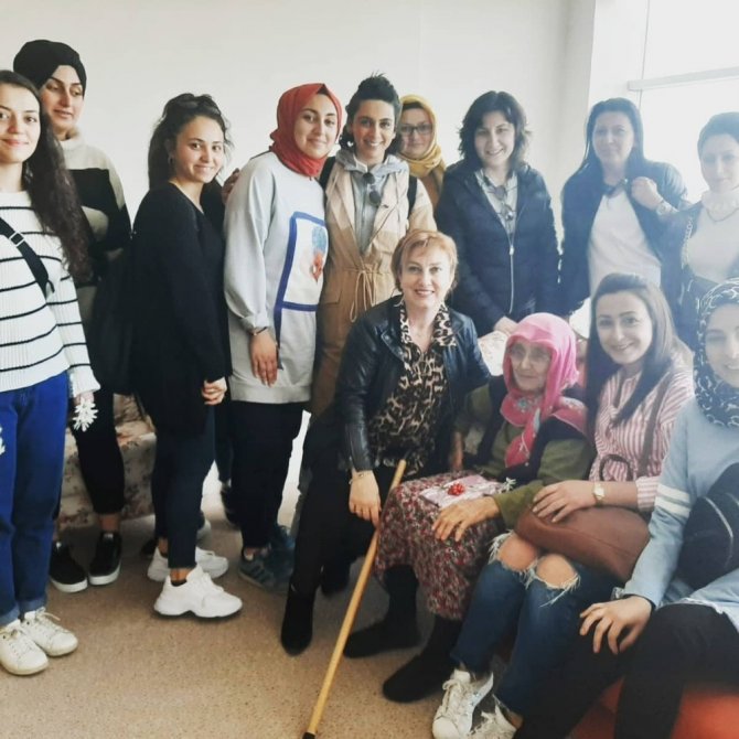 Giresun Üniversitesi Öğrencileri Yaşlıları Ziyaret Etti