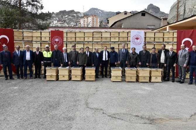 Gümüşhane’de Arıcılara 860 Adet Organik Kovan Dağıtıldı