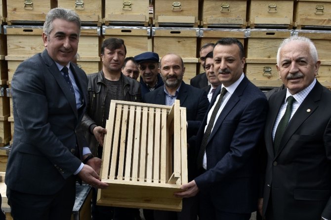 Gümüşhane’de Arıcılara 860 Adet Organik Kovan Dağıtıldı