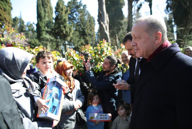 Cumhurbaşkanı Erdoğan, Karacaahmet Mezarlığı’ndaki Aile Kabristanını Ziyaret Etti