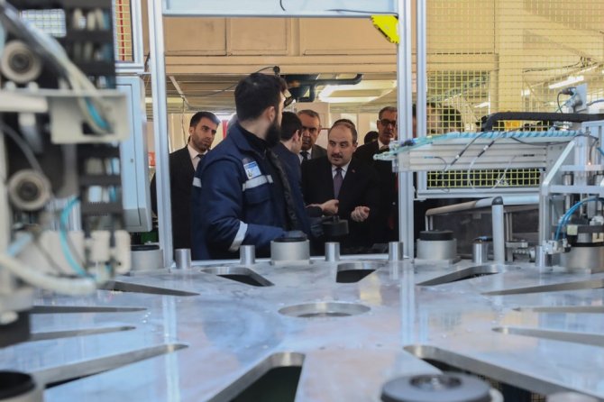 Bakan Varank Maske Fabrikasını Ziyaret Etti