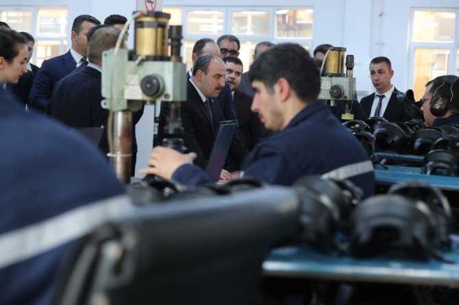 Bakan Varank Maske Fabrikasını Ziyaret Etti