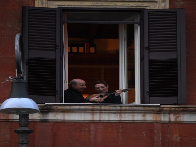 Karantinadaki İtalya’da Evinden Çıkamayan Halk Pencerelerde Şarkı Söylüyor