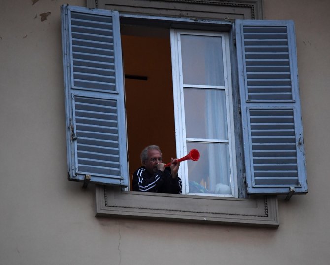 Karantinadaki İtalya’da Evinden Çıkamayan Halk Pencerelerde Şarkı Söylüyor