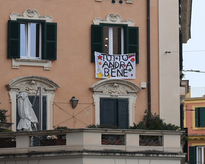 Karantinadaki İtalya’da Evinden Çıkamayan Halk Pencerelerde Şarkı Söylüyor