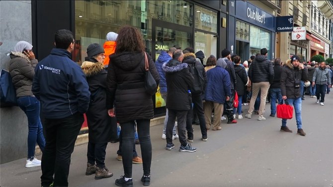 Paris’te Havayolu Şirketleri Önünde Uzun Kuyruklar Oluştu