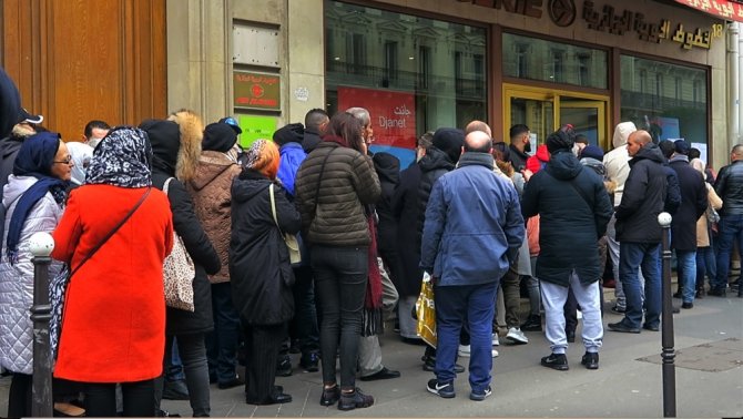 Paris’te Havayolu Şirketleri Önünde Uzun Kuyruklar Oluştu