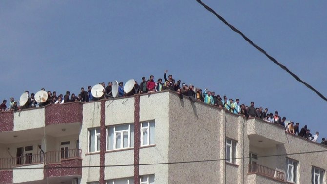 Korona Virüs Stadı Kapattı: Futbol Sevdası Çatıya Çıkarttı
