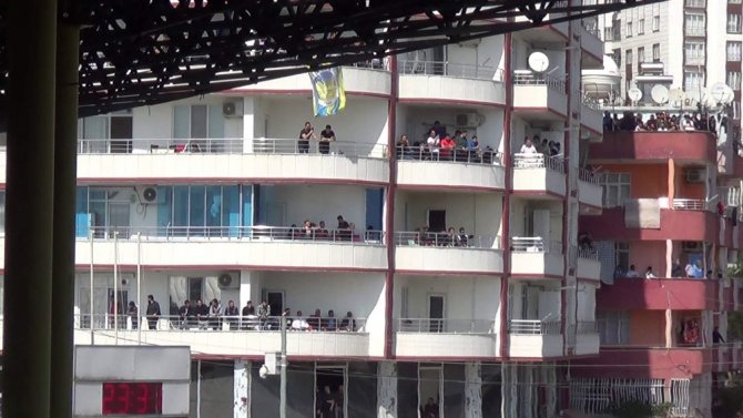 Korona Virüs Stadı Kapattı: Futbol Sevdası Çatıya Çıkarttı