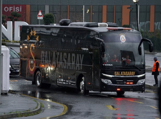 Galatasaray Ve Beşiktaş Stada Ulaştı
