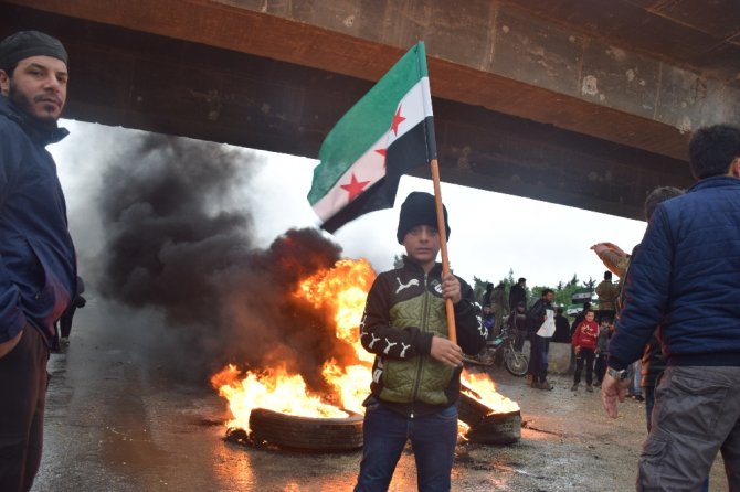 Suriyeliler M4 Karayolunda Devriye Atan Rus Askerlerini Protesto Etti