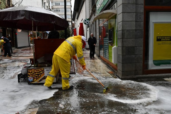 Trabzon’da Sokaklar Çamaşır Suyu İle Yıkanıyor