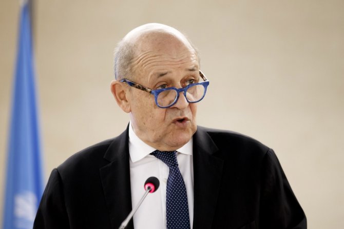 Fransa, Maske Arayışına Girdi