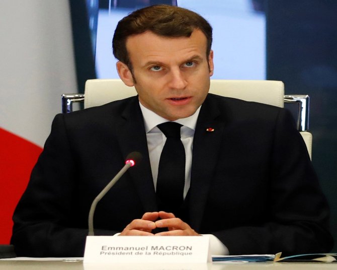 Fransa, Maske Arayışına Girdi