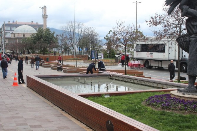 Giresun Belediyesi Uyarıları Dinlemeyen Vatandaşlara Meydanı Kapattı