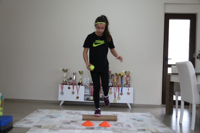 Evde Kalmaları Spor Yapmalarına Engel Olamadı