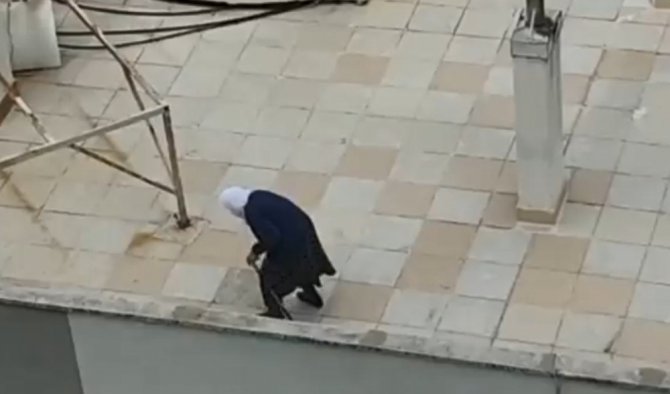 Antalya’da Yaşlı Kadın Dışarı Çıkamayınca Çatıya Çıktı