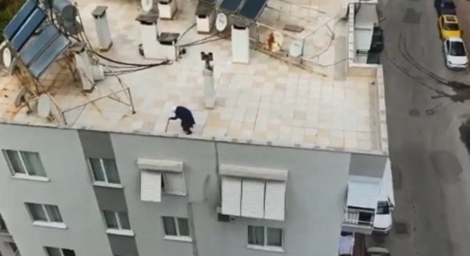 Antalya’da Yaşlı Kadın Dışarı Çıkamayınca Çatıya Çıktı