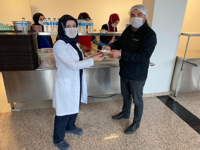 Gümüşhane’de Sağlık Çalışanlarına Enerji Deposu Pestil Herlesi İkram Edildi