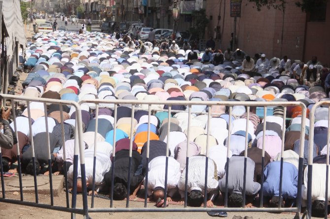 Pakistan Camilerde Cemaatle Kılınan Namazları Yasakladı